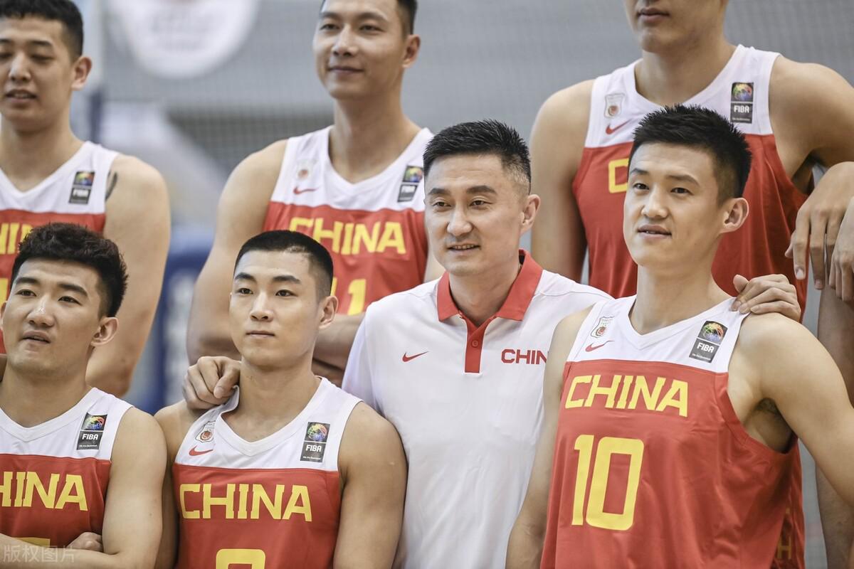 杜锋暴怒失控却收获球迷掌声，中国男篮需要一位有血性的教练(3)