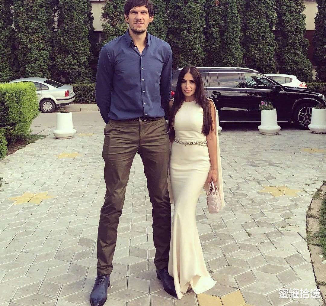 NBA2米21博班和妻子出游，两人身高差70cm，娇妻站着只到博班肩膀(4)