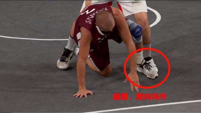 三人男篮决赛太激烈，一方鞋底掉了，一方球员两次崴脚爬出场地！