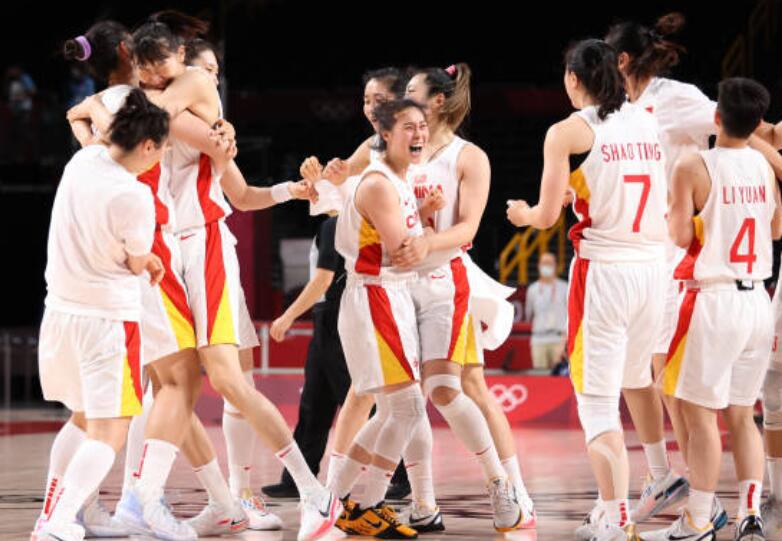 幕后功臣！中国女篮主帅赛后谦虚表态，将赢球功劳归于队员和团队(1)