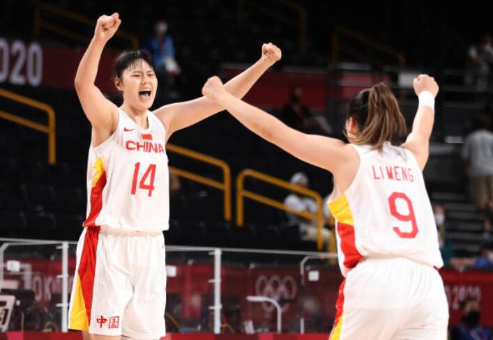 幕后功臣！中国女篮主帅赛后谦虚表态，将赢球功劳归于队员和团队(2)