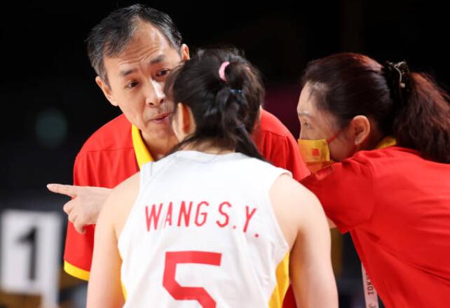 幕后功臣！中国女篮主帅赛后谦虚表态，将赢球功劳归于队员和团队(3)