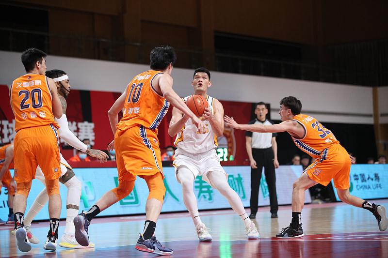 上海男篮疯狂引援后，李春江能让这支老牌劲旅走多远？