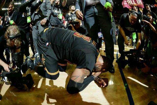 NBA历史六大泪目瞬间：罗斯50分之夜，詹姆斯夺冠后跪地痛哭(3)