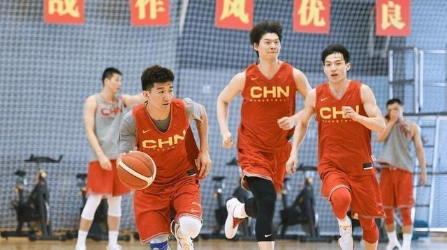 中国男篮今日启程！13人名单基本确定 两人因伤淘汰 徐杰并未出局(3)