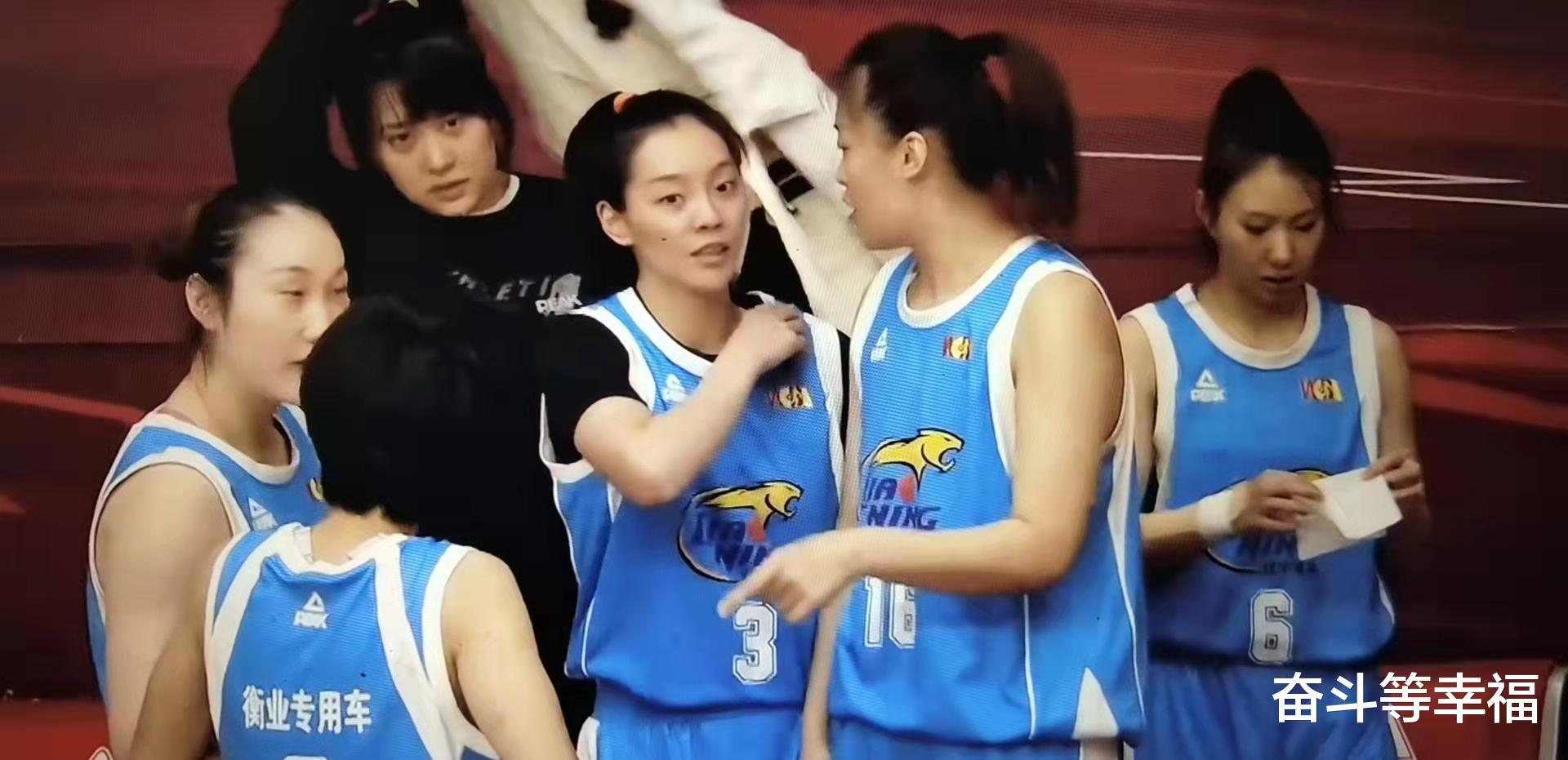 WCBA联赛，内蒙古女篮95比44击败辽宁队，李月汝获22分抢13篮板球