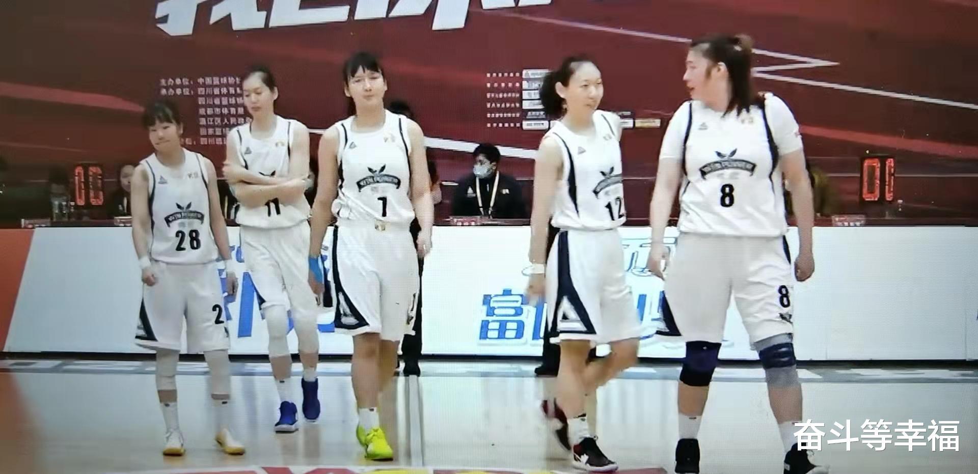 WCBA常规赛，北京女篮82比57击败河北队，郭子瑄空砍25分无力救主(1)
