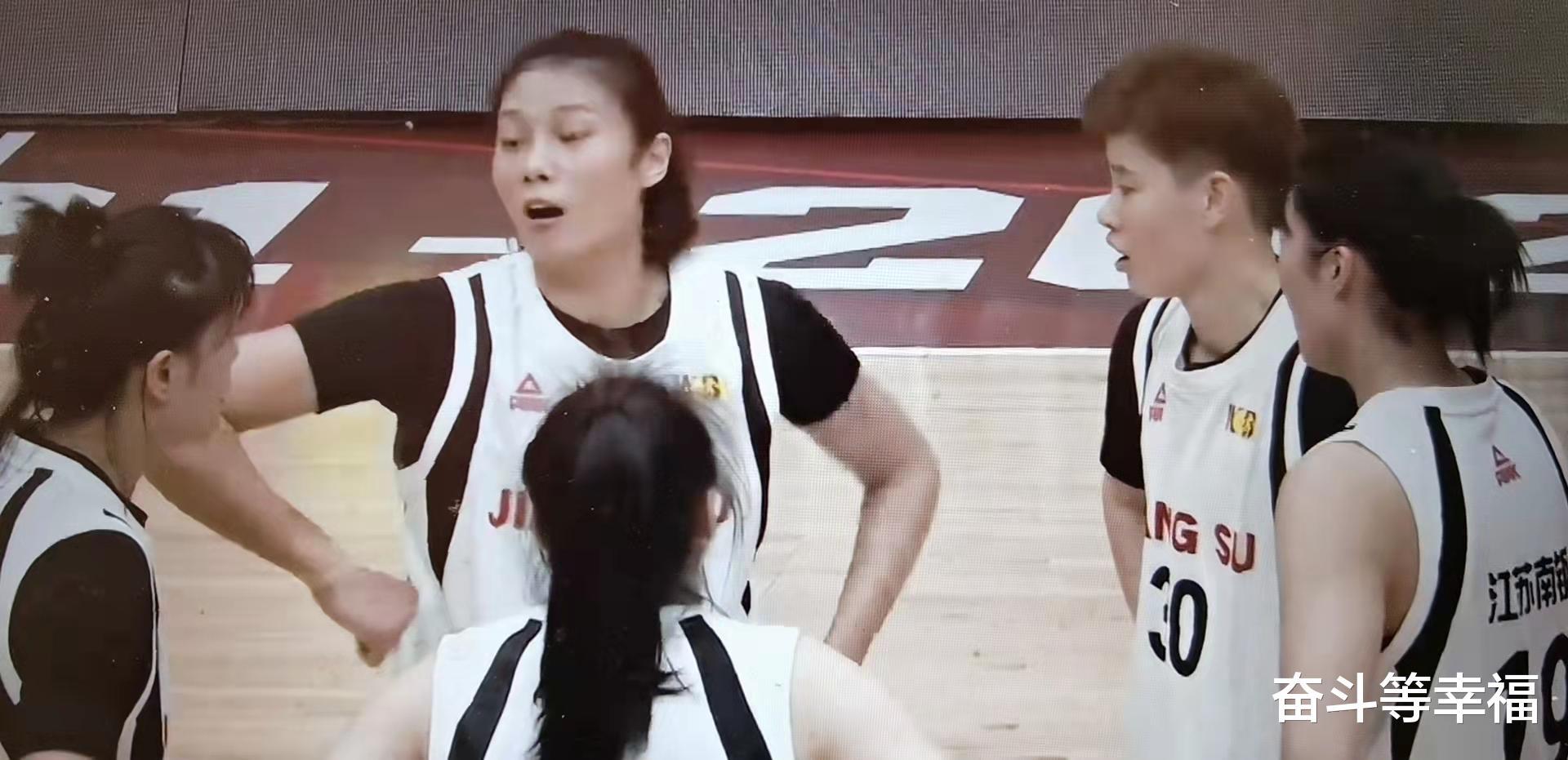 张曼曼狂砍25分，江苏女篮87比68击败上海女篮，江苏6人得分上双(2)