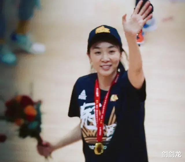 赵爽官宣退役，还不到32岁，曾被赞为“中国最美女篮运动员”(2)