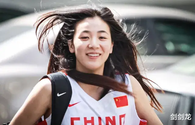 赵爽官宣退役，还不到32岁，曾被赞为“中国最美女篮运动员”(3)