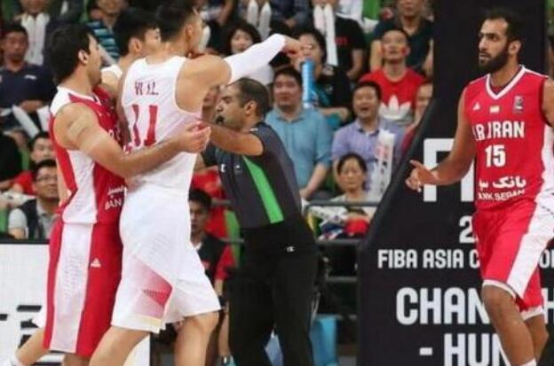 中国男篮国际正赛，第一次集体打架斗殴事件，全程长达十多分钟(2)