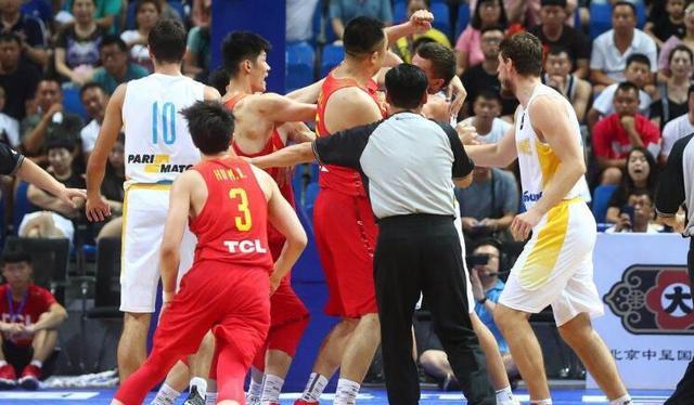 中国男篮国际正赛，第一次集体打架斗殴事件，全程长达十多分钟(3)