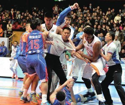 中国男篮国际正赛，第一次集体打架斗殴事件，全程长达十多分钟(8)