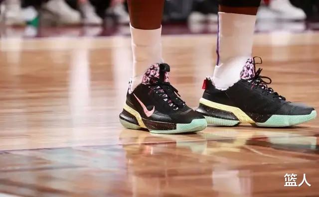 NBA球员上脚：詹姆斯2双战靴，李宁和匹克的球鞋都有(2)