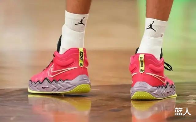 NBA球员上脚：詹姆斯2双战靴，李宁和匹克的球鞋都有(7)