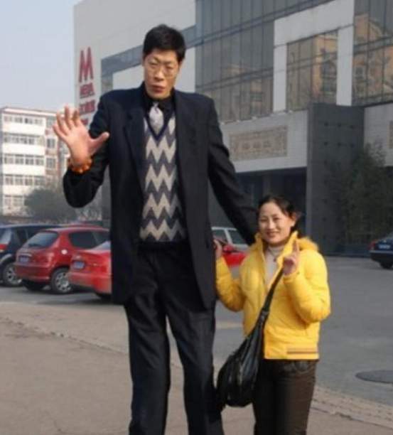 亚洲第一巨人张俊才：比姚明还高半个头，22年前娶妻却至今无子(6)