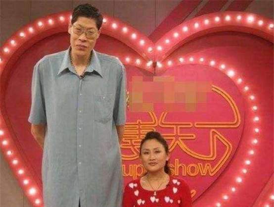 亚洲第一巨人张俊才：比姚明还高半个头，22年前娶妻却至今无子(7)