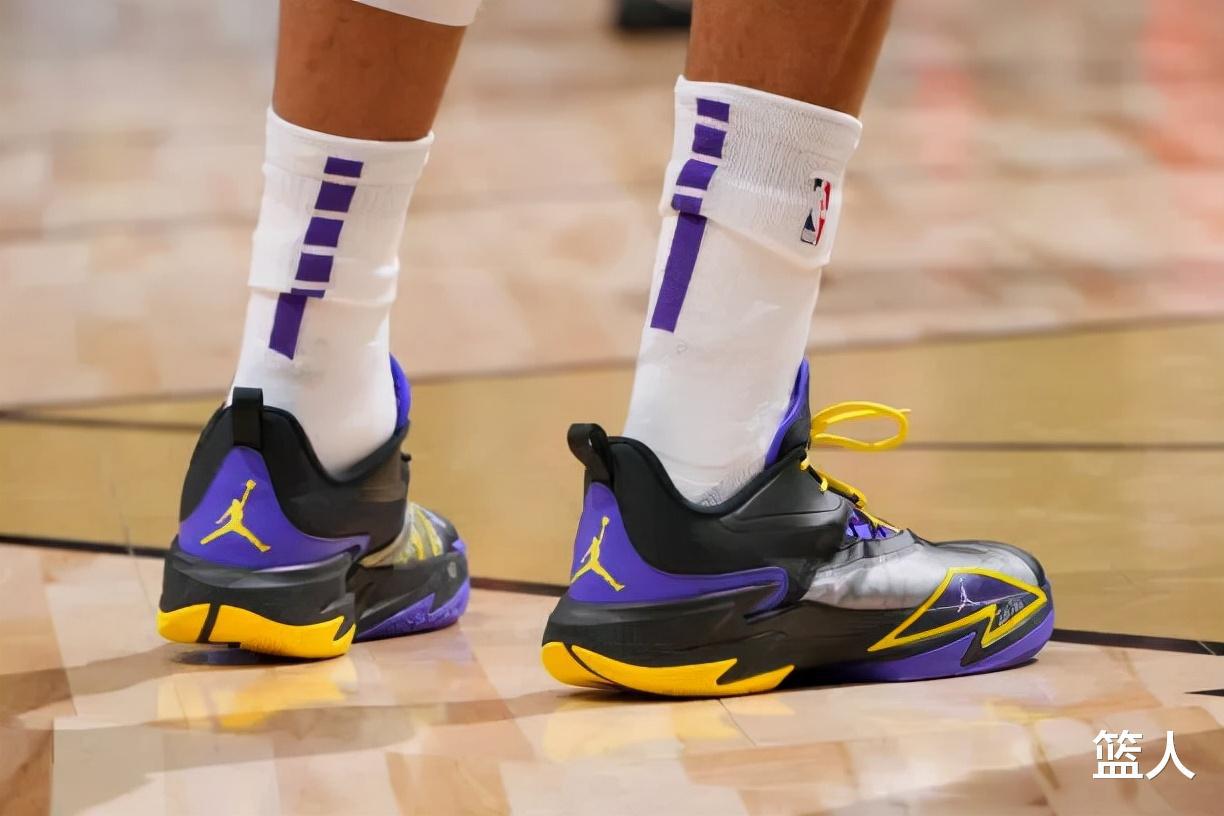NBA球员上脚：詹姆斯威少穿支线，安踏和361度的球鞋都有！(11)
