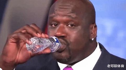 这不是P图 NBA球星的手就有这么夸张！奥尼尔喝水如喝口服液(5)
