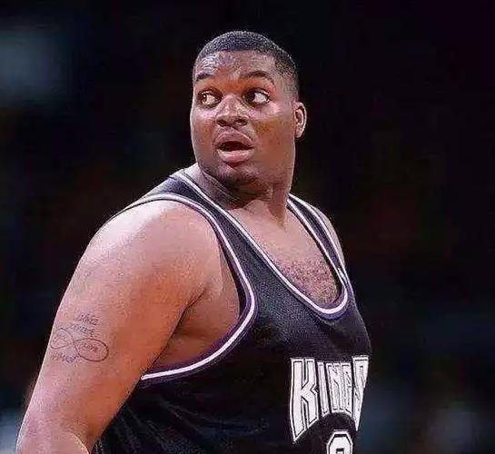 他是NBA历史唯一一位 ，凭借吃巨无霸汉堡 ，就将体重增长到近400磅的巨汉 。(2)
