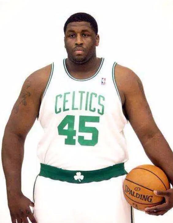 他是NBA历史唯一一位 ，凭借吃巨无霸汉堡 ，就将体重增长到近400磅的巨汉 。(3)