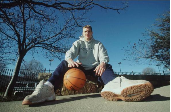 20岁从德国进军NBA! 21年辉煌人生，如今依然在达拉斯城深受爱戴