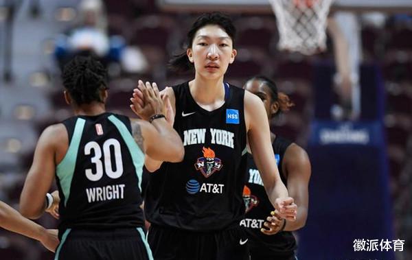 中国女篮高塔首秀惊艳WNBA，内线强吃令对手绝望(1)
