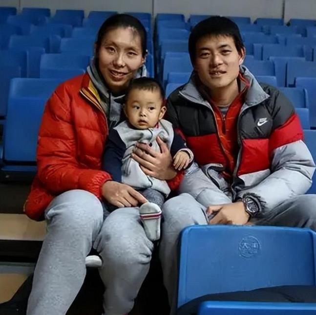 39岁中国女篮前队长陈楠：退役后嫁给公务员，生下2个儿子(19)
