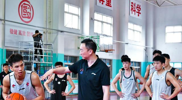 青岛青年队5人入选男篮U18，曾凡博接受采访，刘晓宇刻苦训练