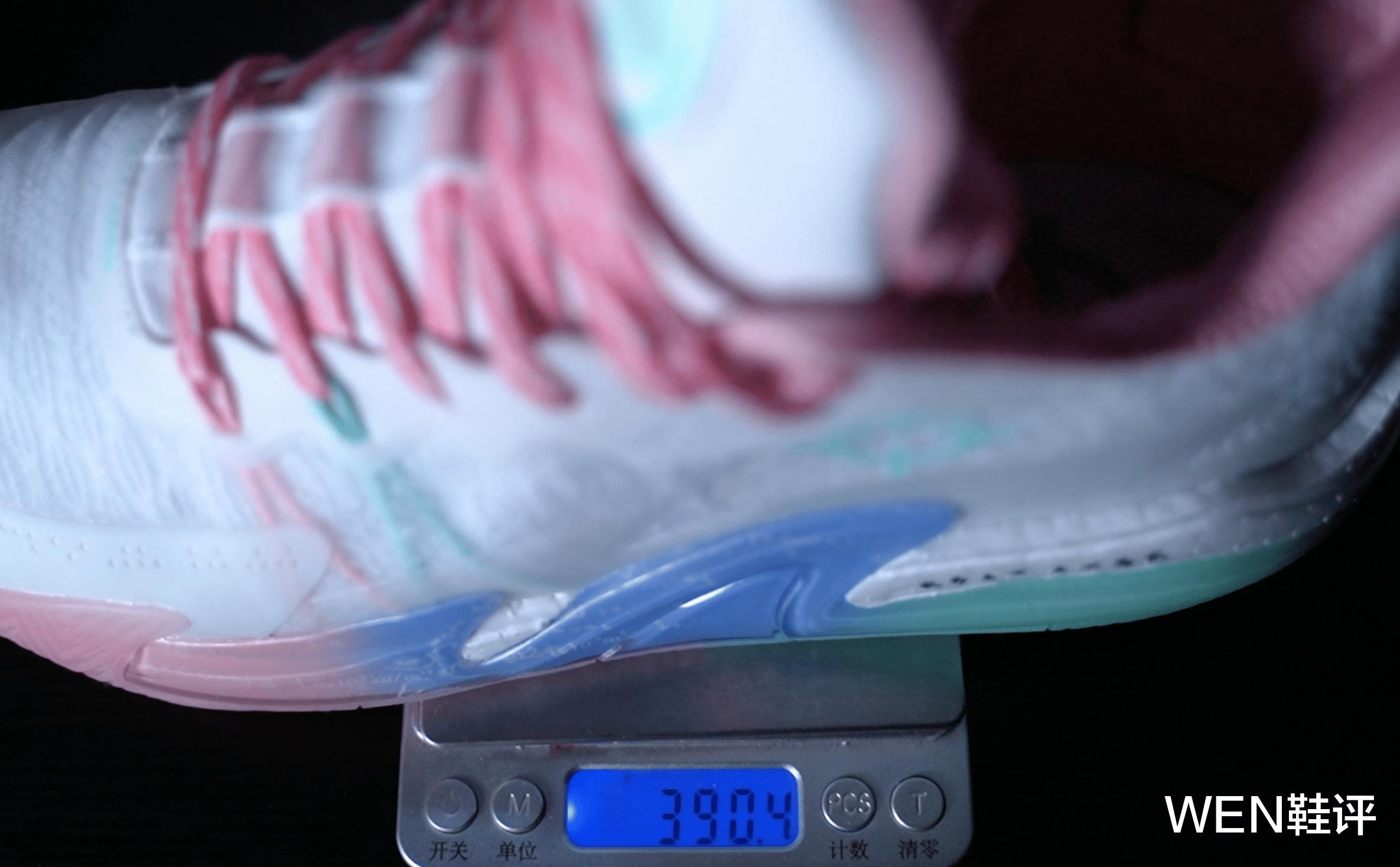 NBA湖人后卫里夫斯代言的顶配鞋款，轻量化带超临界还有异形碳板(3)