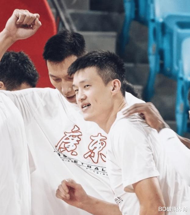 易建联大伤之后，周鹏已然成为广东队的主心骨，中国男篮离不开他(2)