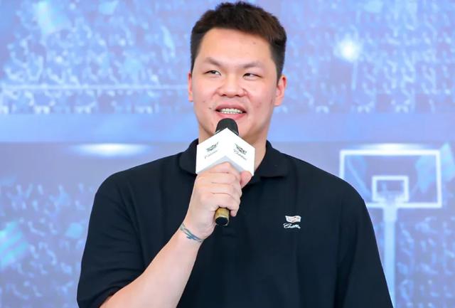 中国男篮世预赛结束后，徐杰采访时说出3点，朱芳雨想错了(2)