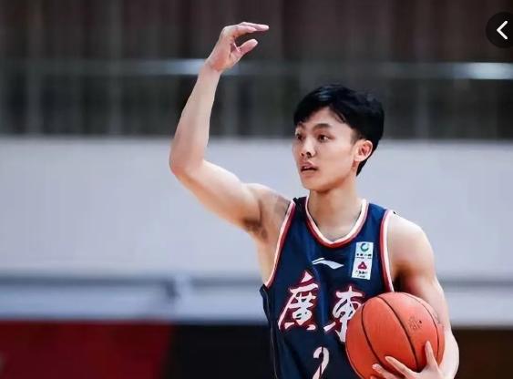 中国男篮世预赛结束后，徐杰采访时说出3点，朱芳雨想错了(4)