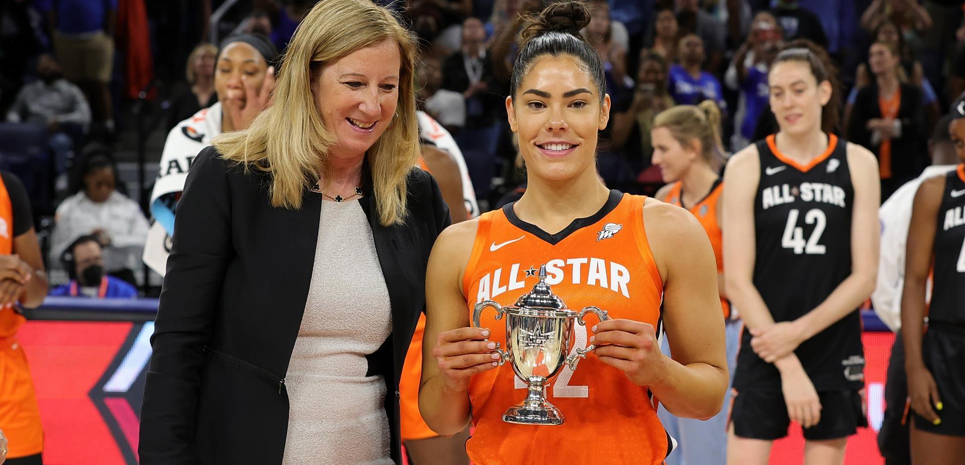 WNBA全明星MVP奖杯引争议！尺寸小到用手捏，评论员都忍不住吐槽(1)