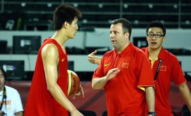 看五任中国男篮主教练对郭艾伦的评价！太犀利了，不适合打控卫(2)