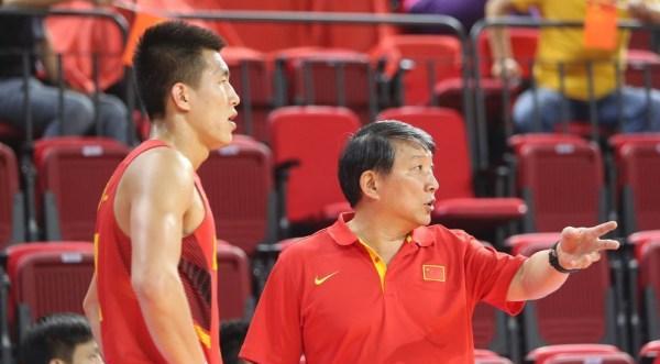 看五任中国男篮主教练对郭艾伦的评价！太犀利了，不适合打控卫(4)