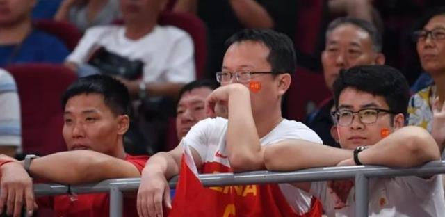 名嘴建议男篮采用“归化”，中国足球血淋淋的教训，球迷不同意！(6)