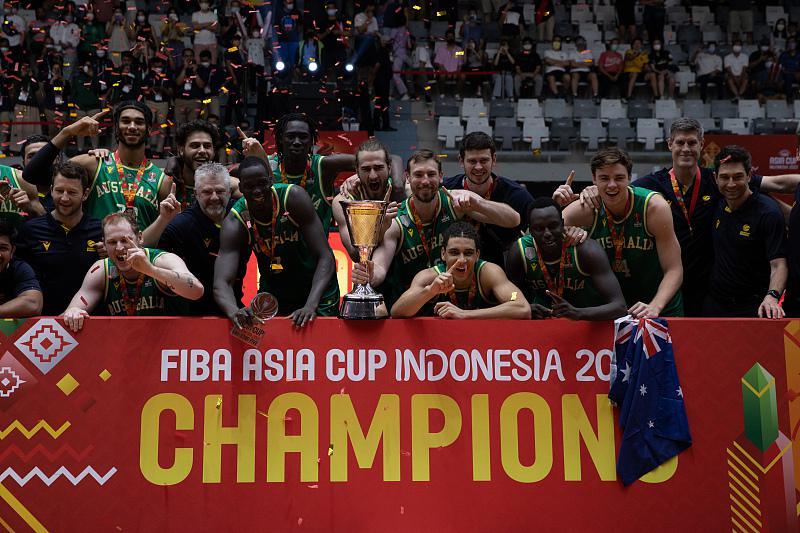 男篮亚洲杯澳大利亚强势卫冕，中国队重返顶峰面临双重“夹击”