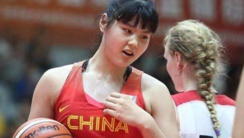 中国女篮又一巨星诞生，15岁2米26狂砍25+6，姚明终于找到接班人(1)