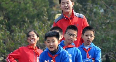 中国女篮又一巨星诞生，15岁2米26狂砍25+6，姚明终于找到接班人(3)