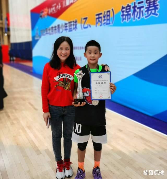 杜锋12岁儿子将参加市运会！潜力大志在夺冠，接受电视采访很帅气(3)