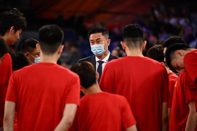 中国男篮再曝丑闻！球员赛场上互殴2分钟，姚明必须重罚严惩(1)