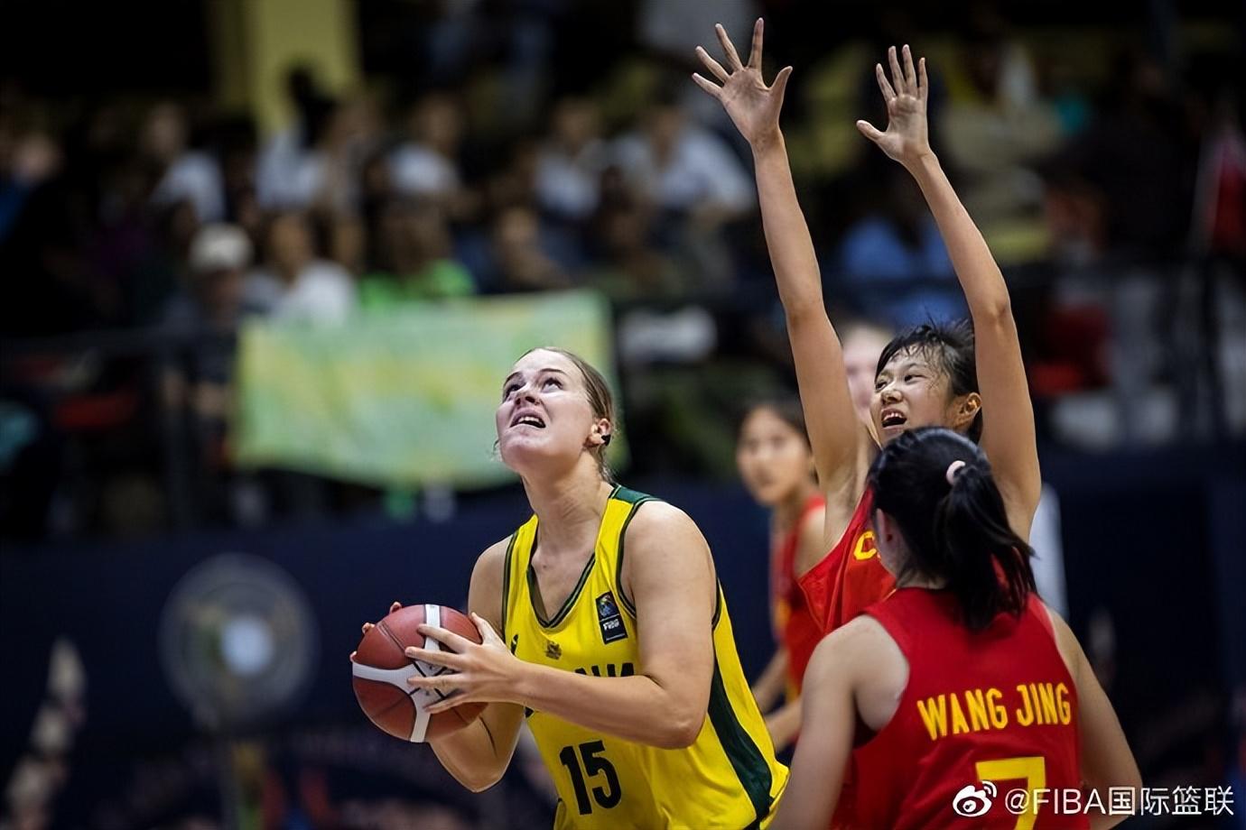 中国女篮U18决赛不敌澳洲！球员们笑着致谢，李文霞入选最佳阵容(1)