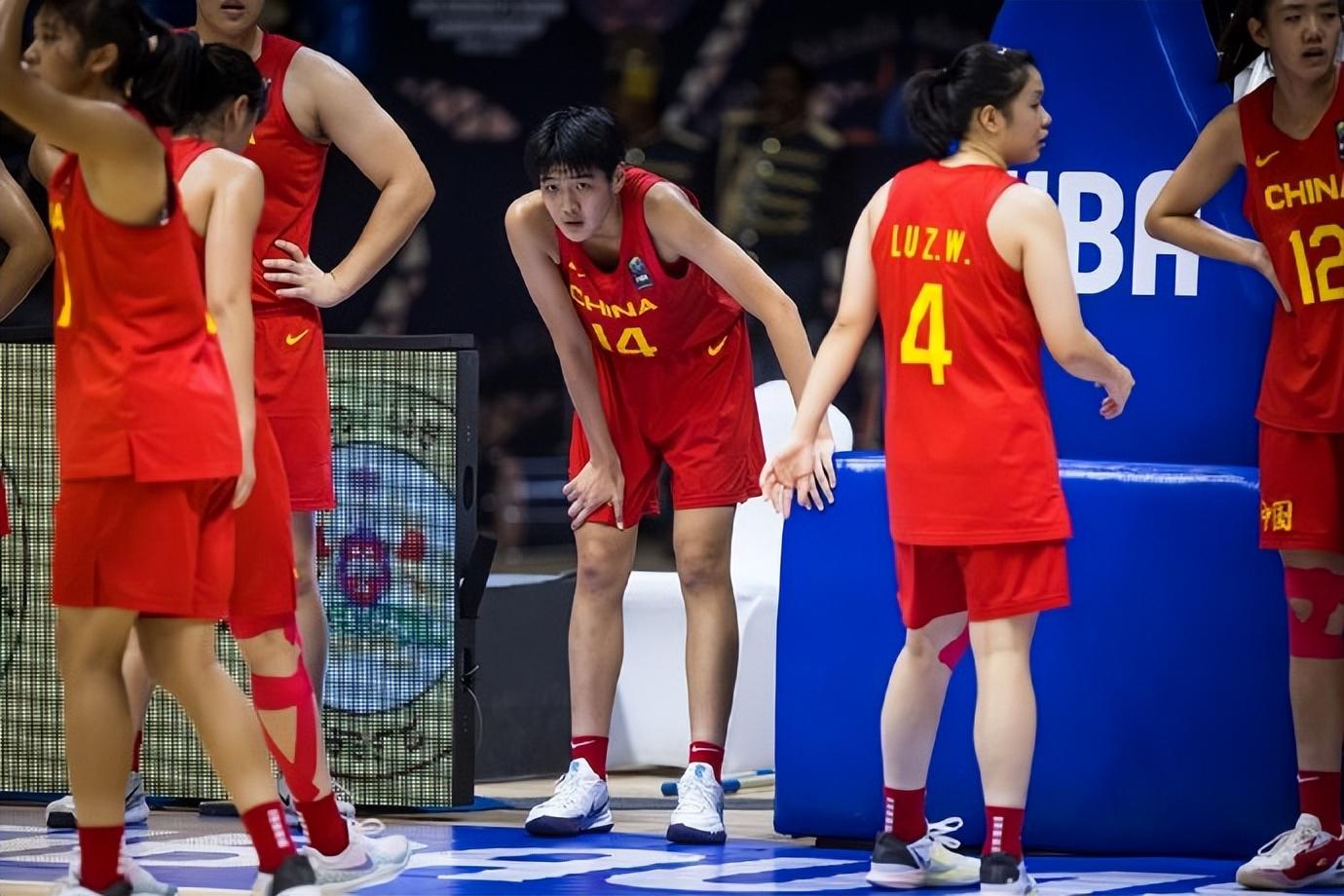 中国女篮U18决赛不敌澳洲！球员们笑着致谢，李文霞入选最佳阵容(3)