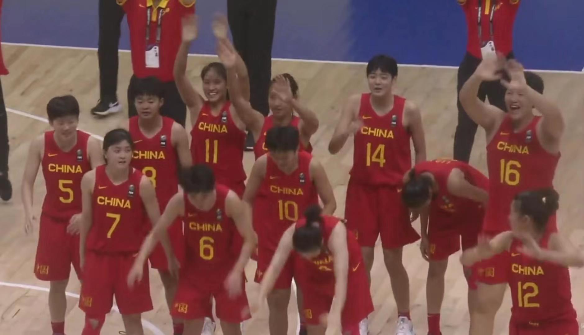 中国女篮U18决赛不敌澳洲！球员们笑着致谢，李文霞入选最佳阵容(4)