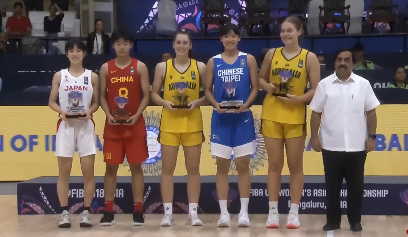 中国女篮U18决赛不敌澳洲！球员们笑着致谢，李文霞入选最佳阵容(5)