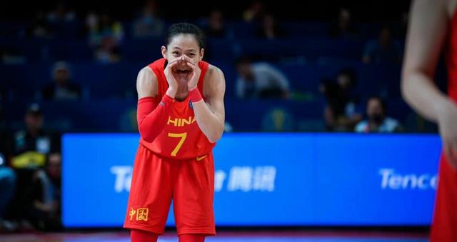 中国女篮挑战美国队！郑薇全力出击，双塔成关键，能否掀翻对手？(1)