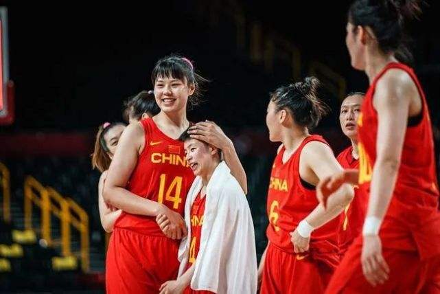 中国女篮4胜1负出线，国际篮联作惊喜决定，郑薇激动，姚明看懂了(3)