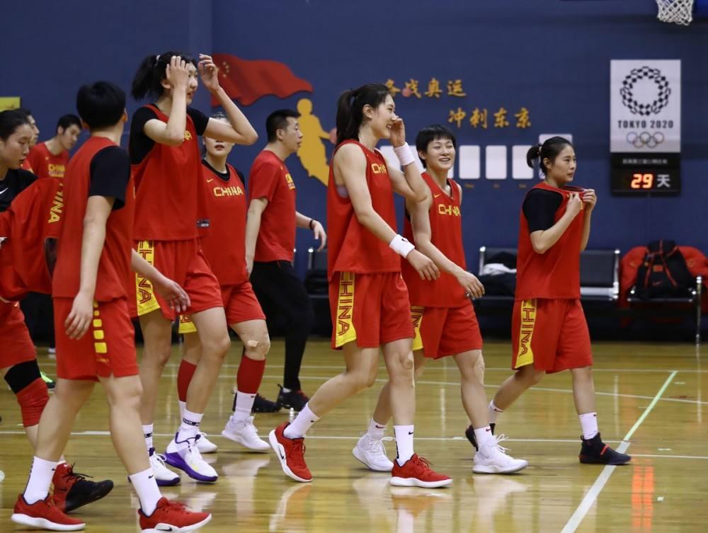 中国女篮4胜1负出线，国际篮联作惊喜决定，郑薇激动，姚明看懂了(4)