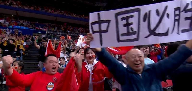 打破魔咒！中国女篮场边的著名“观众”：低调击掌庆祝，笑眯了眼(6)